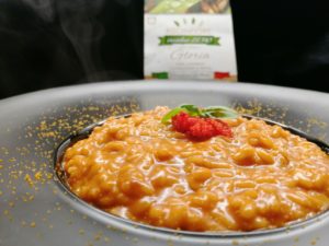 Impiattamento risotto alla bisque di astice con uova di lompo rosse e bottarga_Gloria Risoinfiore