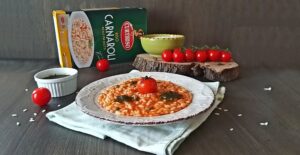 Impiattamento del risotto con pomodorini e capperi_ Carnaroli Curtiriso